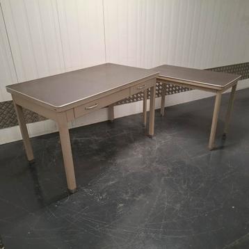 Vintage Industriële metalen klein bureau bureautje tafel beschikbaar voor biedingen