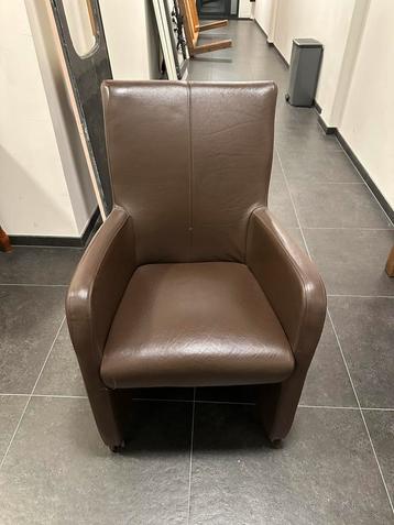 Stoel - Zo goed als nieuw, met wielen beschikbaar voor biedingen