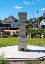 Kolossale dorpspomp pilaar, Ophalen, Nieuw, Beton, Waterornament