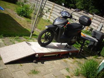 Keurige en goedwerkende hefbrug voor motor, Scooter ..... beschikbaar voor biedingen