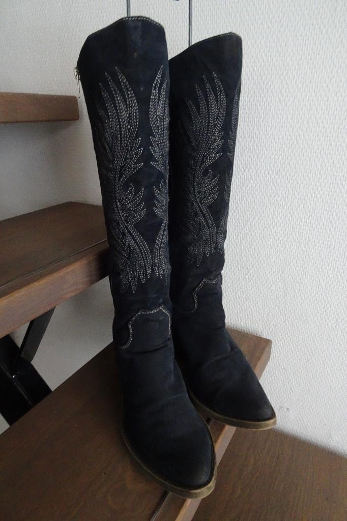 donkerblauwe suede cowboy laarzen maat 41, Kleding | Dames, Schoenen, Zo goed als nieuw, Hoge laarzen, Blauw, Ophalen