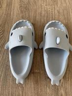 crayon friends shark slippers / haaienslippers, Ophalen of Verzenden, Zo goed als nieuw