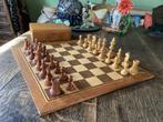 Oud schaakstukken + bord 42 x42 cm voor, € 25, Hobby en Vrije tijd, Gezelschapsspellen | Bordspellen, Ophalen of Verzenden, Gebruikt