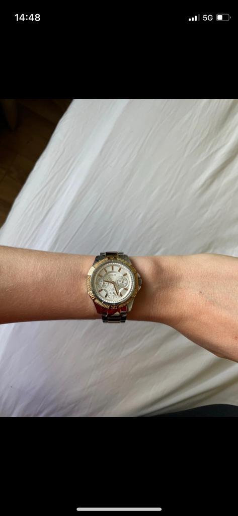 Guess horloge zilver goud, Sieraden, Tassen en Uiterlijk, Horloges | Dames, Gebruikt, Polshorloge, Guess, Staal, Staal, Ophalen