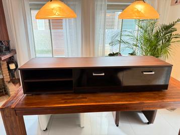 Tv-meubel / wandkast – 144 cm breed – donkerhout met zwart beschikbaar voor biedingen