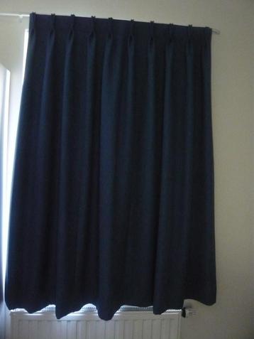Gordijn verduisterend H. 155 x 100 cm. geplooid. beschikbaar voor biedingen