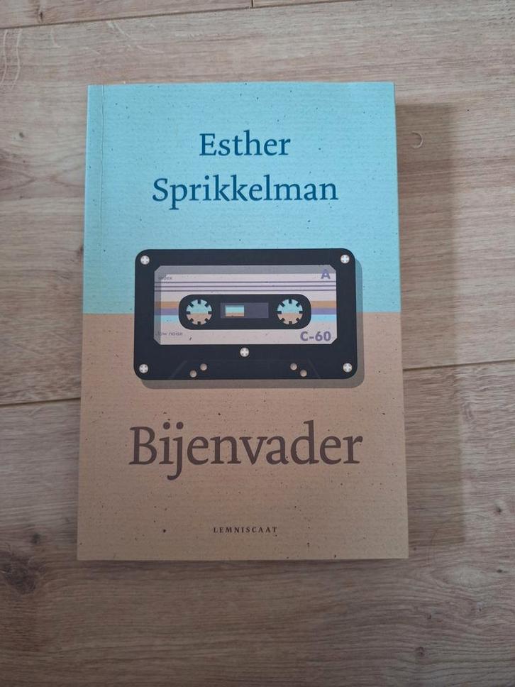 Bijenvader - Esther Sprikkelman, Boeken, Romans, Zo goed als nieuw, Nederland, Ophalen of Verzenden