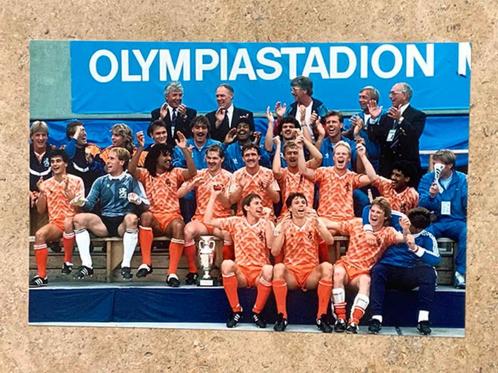 Org kleurenfoto 20x30 cm van het Nederlands XI bankje 1988, Verzamelen, Sportartikelen en Voetbal, Nieuw, Poster, Plaatje of Sticker