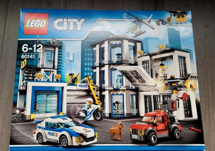 Lego set 60141. Politiebureau, Kinderen en Baby's, Speelgoed | Duplo en Lego, Zo goed als nieuw, Ophalen