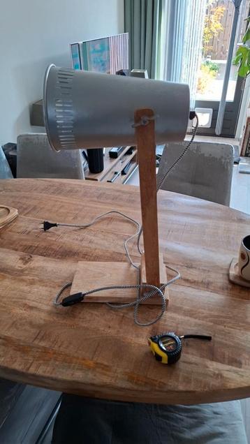 2 industriële tafellampen hout/staal beschikbaar voor biedingen