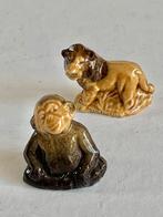 2 porseleinen miniatuur beeldjes aap en leeuw, Verzamelen, Beelden en Beeldjes, Ophalen of Verzenden, Zo goed als nieuw