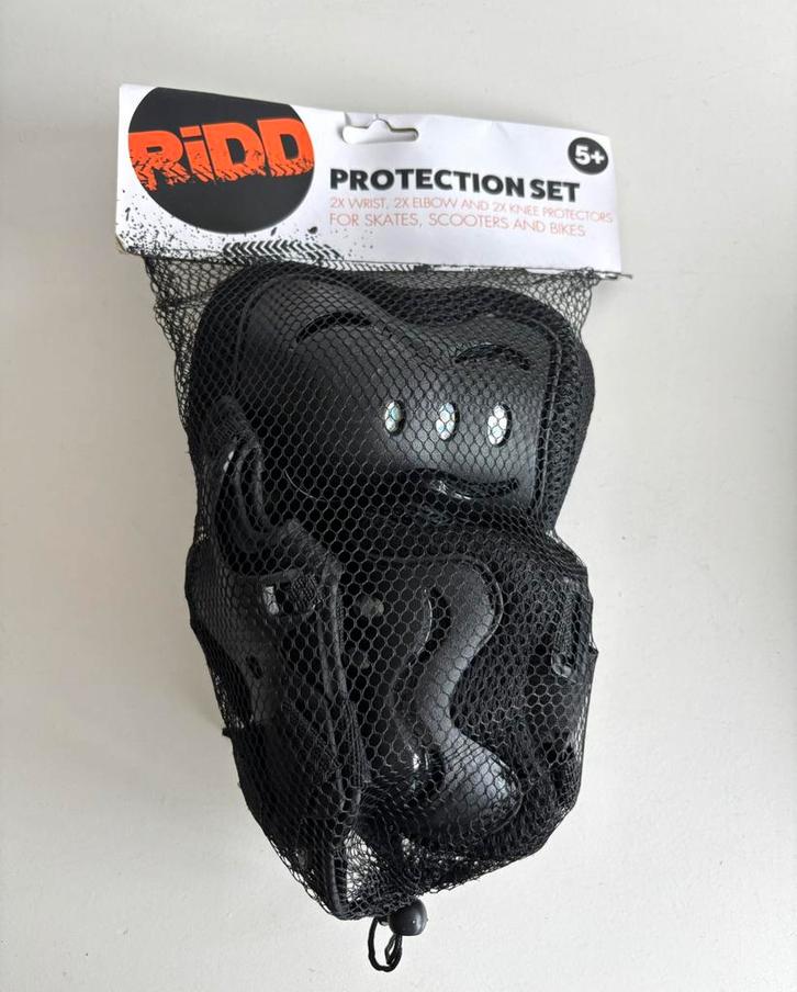 RiDD 6-delige Bescherming set Zwart 5+, Sport en Fitness, Skeelers, Zo goed als nieuw, Bescherming, Kinderen, Ophalen of Verzenden