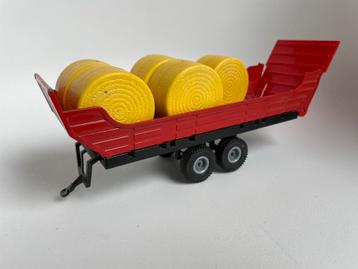 Model Siku 2612 Hooibalenwagen met 5 ronde balen, rood, 1/32 beschikbaar voor biedingen