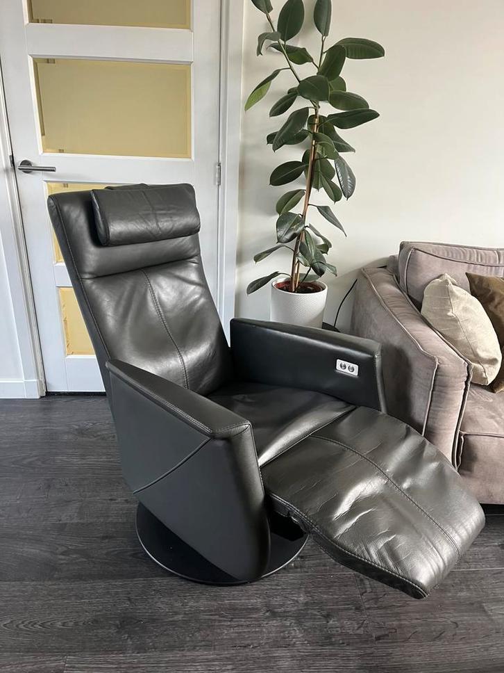 Prominent Elektrische Relaxfauteuil Grijs Leer L – Vol Optie, Huis en Inrichting, Fauteuils, Zo goed als nieuw, Leer, Minder dan 50 cm