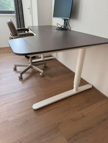 Ikea bekant bureau elektrisch (rechts) beschikbaar voor biedingen