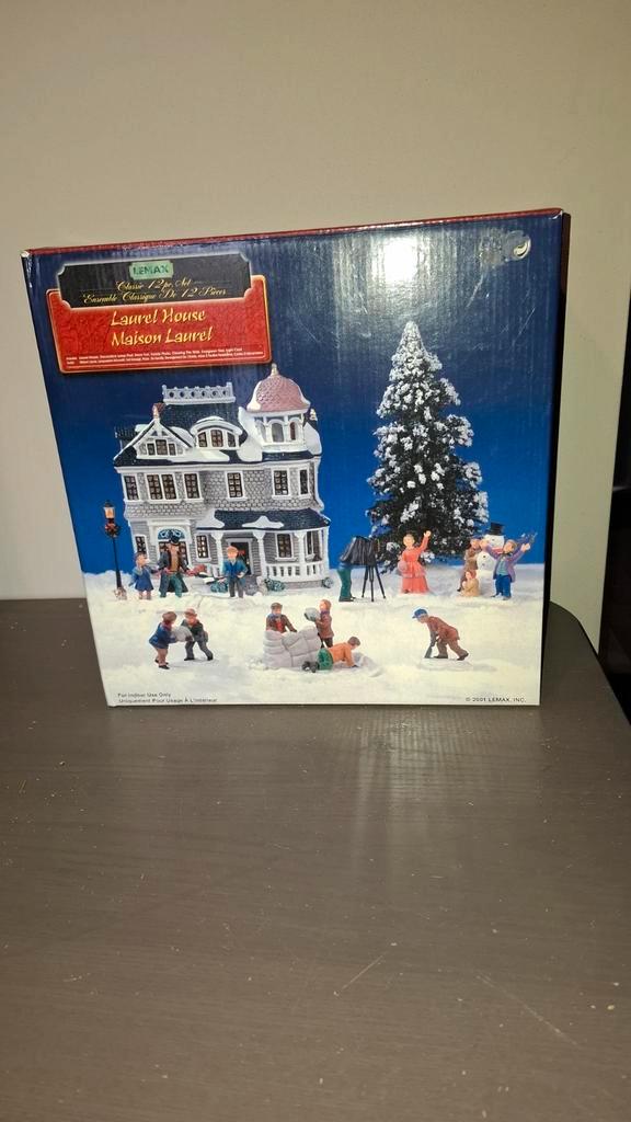 Lemax Laurel House Classic Christmas set of 12 vr kerstdorp, Diversen, Kerst, Ophalen of Verzenden