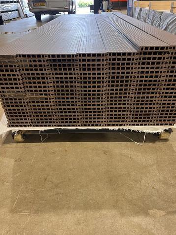 Bruine composiet vlonderplanken – totaal €250 beschikbaar voor biedingen