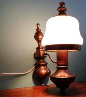 Ouderwetse antiek wandlamp lamp van koper met melkglas
