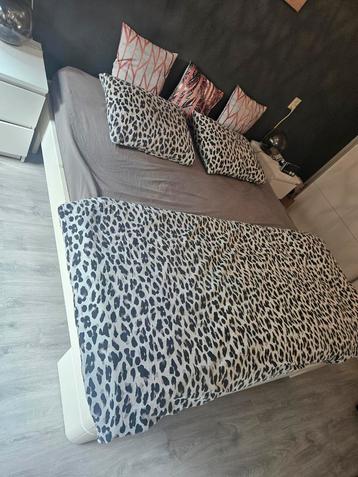 Tweepersoons bed 180x200 beschikbaar voor biedingen