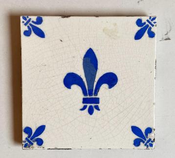 5 antieke tegels met motief Franse Lelie beschikbaar voor biedingen