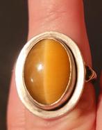 Vintage zilveren ring met tijgeroog en bewerkte ringschenkel, Gebruikt, Overige kleuren, Verzenden, Met edelsteen