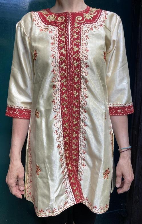 Indiase blouse kleur vanille met rood geborduurd motief, Kleding | Dames, Blouses en Tunieken, Zo goed als nieuw, Maat 38/40 (M)