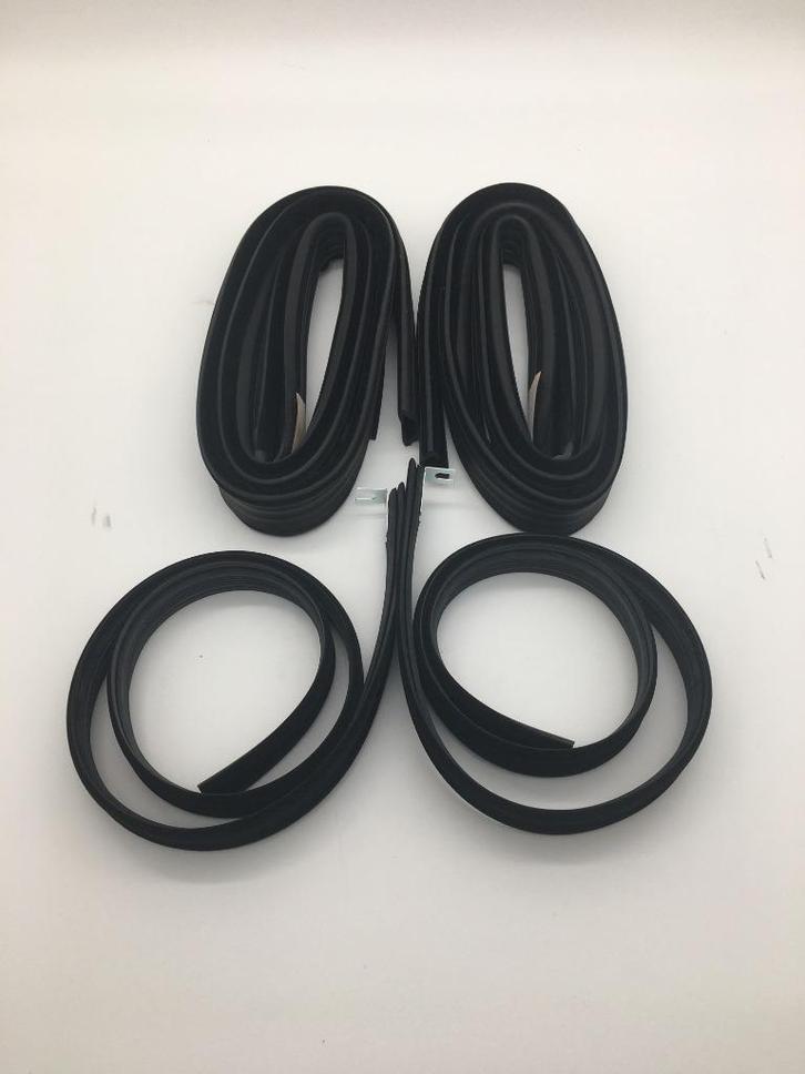 Te koop Raamgeleidingsrubber set chevrolet c10 c20 k10 k20, Auto diversen, Overige Auto diversen, Ophalen of Verzenden