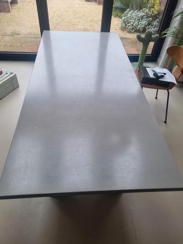 grijze eettafel heeft likje verf nodig 2 kratjes HJ beschikbaar voor biedingen
