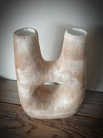 Unieke beige vaas met dubbele opening - organische vaas, Overige kleuren, Aardewerk of Porselein, Nieuw, Ophalen of Verzenden
