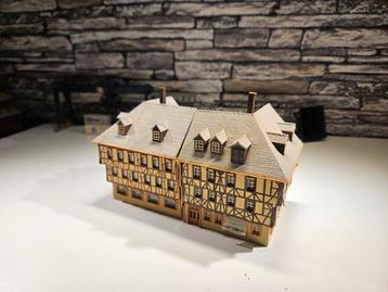 2x vakwerkhuis hoekhuis N spoor trein 1:160 beschikbaar voor biedingen