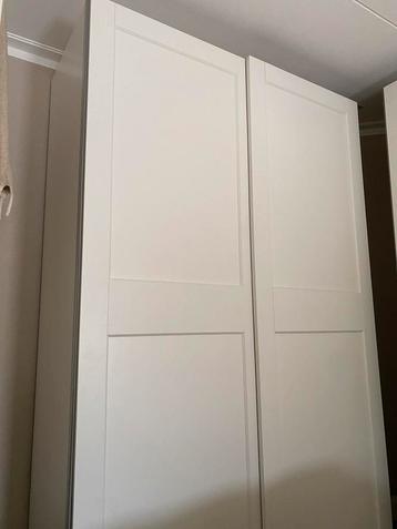 Ikea pax kast witte schuifdeuren.