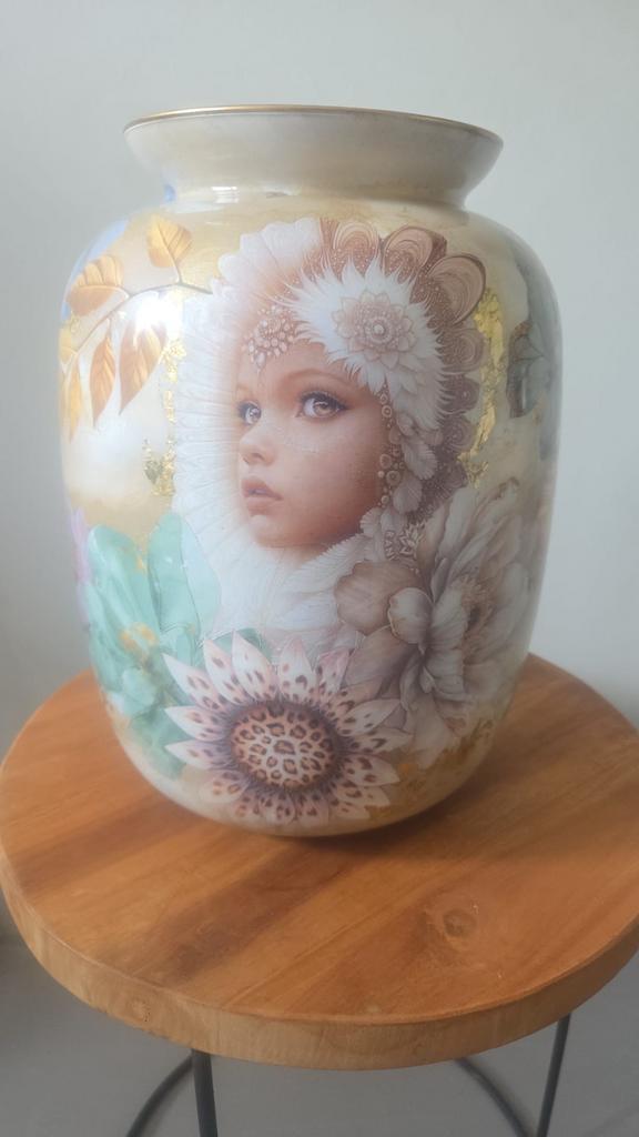 Handgemaakte vaas met bloem motieven, Huis en Inrichting, Woonaccessoires | Vazen, Nieuw, Overige kleuren, Minder dan 50 cm, Glas
