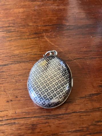 Antiek zilveren medaillon / hanger beschikbaar voor biedingen