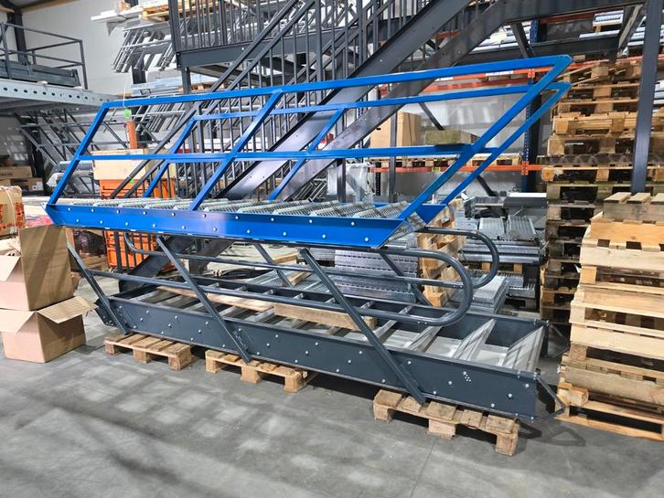Stalen trappen Ruime keus nob1410, Doe-het-zelf en Verbouw, Ladders en Trappen, Zo goed als nieuw, 2 tot 4 meter, Ophalen