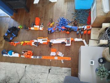 16 goede nerfs met pijlen,schiet doelen,en een vest.  beschikbaar voor biedingen