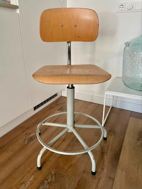 VINTAGE ATELIERSTOEL / SCHOOLSTOEL / STOEL / KRUK, DRAAIBAAR, Huis en Inrichting, Stoelen, Gebruikt, Eén, Hout, Grijs, Ophalen
