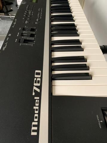 KEYBORD RHODES MODEL 760 inclusief Standaard beschikbaar voor biedingen