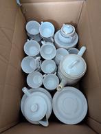 Wit met goud randjes servies set, Ophalen of Verzenden, Porselein, Overige stijlen, Kop(pen) en/of Schotel(s)
