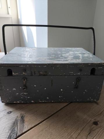 Oude Houten Kist met Handvat beschikbaar voor biedingen