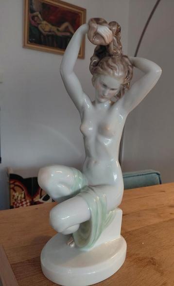 Antiek Porseleinen Beeld Naakte Dame puntige borstjes . beschikbaar voor biedingen