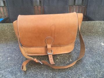 Vintage lederen boekentas, aktetas, schooltas, schoudertas  beschikbaar voor biedingen