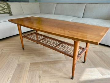 Vintage salontafel met webbing beschikbaar voor biedingen