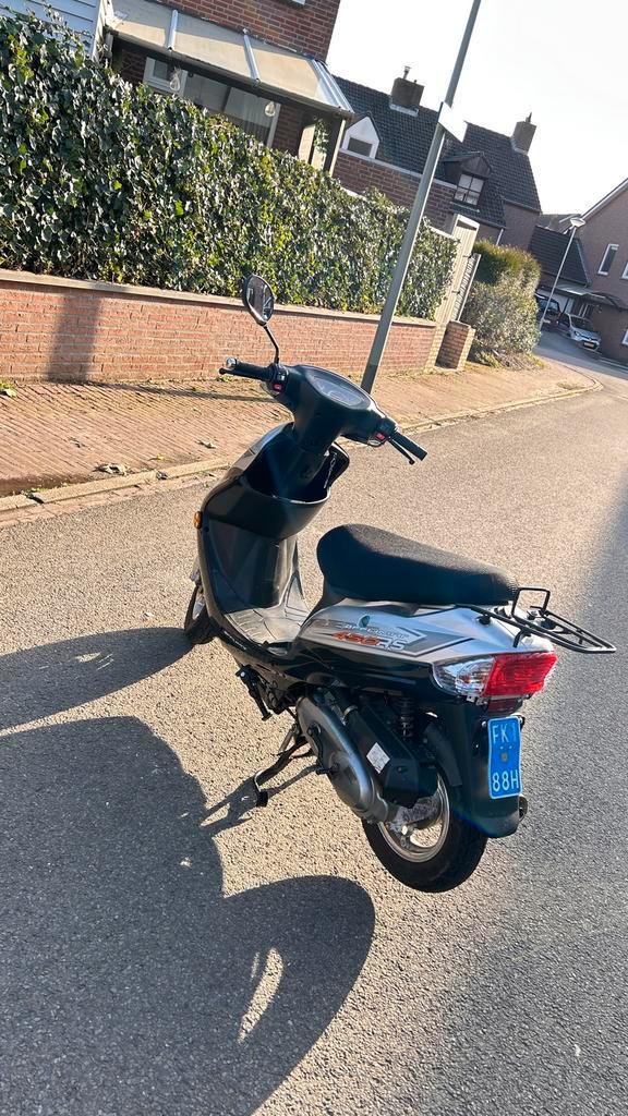 Een hele mooie scooter met weinig km!, Fietsen en Brommers, Scooters | Vespa, Zo goed als nieuw, Overige modellen, Maximaal 25 km/u