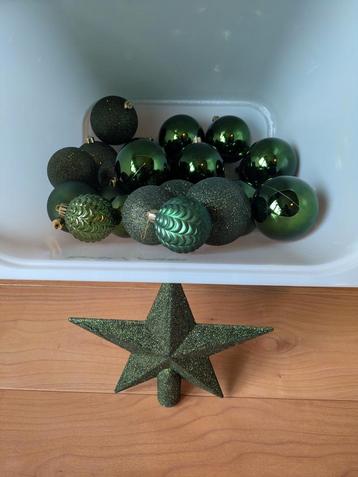 Kerstballen en piek groen beschikbaar voor biedingen