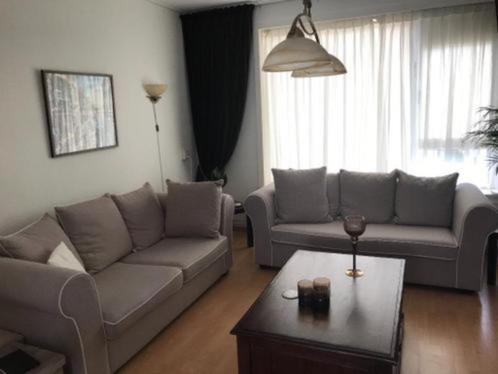 2 x 2½ Bank met stoffe bekleding kleding te koop, spoed, Huis en Inrichting, Banken | Sofa's en Chaises Longues, Zo goed als nieuw