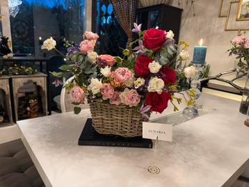 Elegant bloemenmand van Lunaria beschikbaar voor biedingen