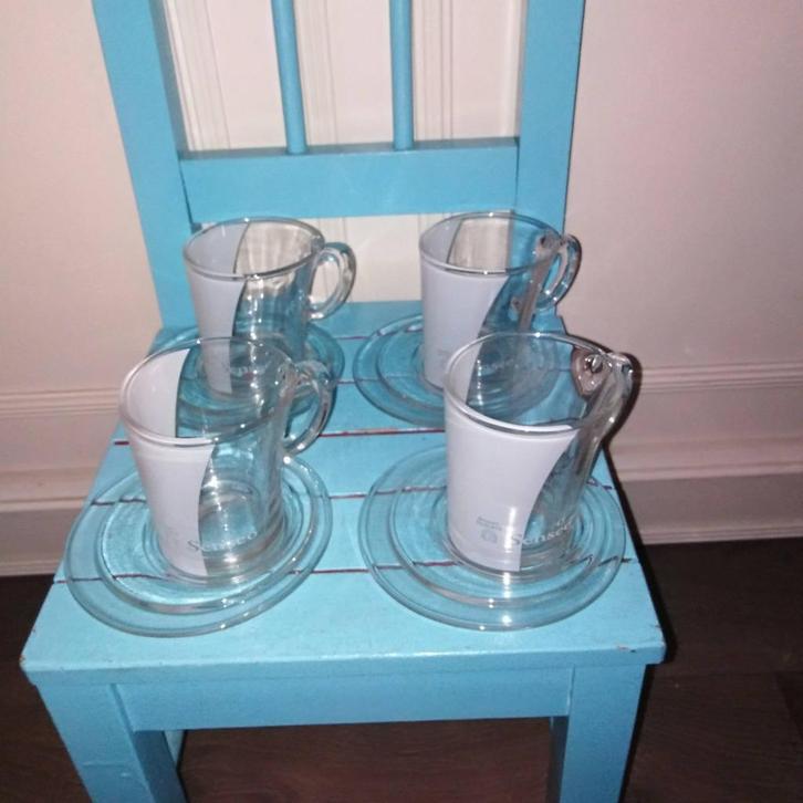 Senseo glazen met schotel wit logo 4 stuks, Huis en Inrichting, Keuken | Servies, Zo goed als nieuw, Kop(pen) en/of Schotel(s)