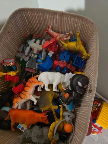 Bak vol met speelgoed beschikbaar voor biedingen