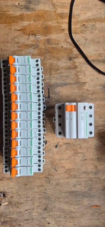 Schneider Electric Domae installatieautomaten beschikbaar voor biedingen