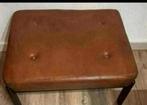 Vintage design voetenbankje Cognac kleur, Huis en Inrichting, Banken | Voetenbanken en Poefen, Ophalen, 50 tot 75 cm, Hout, Zo goed als nieuw